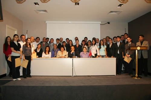 Hukuk İngilizcesi Yaz Derslerine Katılanlara Katılım Belgeleri Verildi