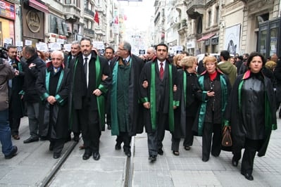 İstanbul Barosu Avukatları Ve Hukukçu Akademisyenler

Demokrasi, Hukuk Devleti Ve Özgürlükler İçin Yürüdü

 - 27