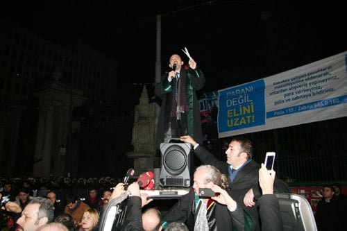 Avukata, Savunmaya Barolara Yapılan Saldırılar Düzenlenen Yürüyüşle Protesto Edildi

 - 17