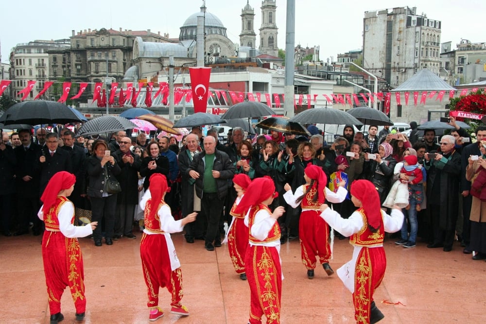 İstanbul Barosu, 23 Nisan Ulusal Egemenlik ve Çocuk Bayramında Taksim Cumhuriyet Anıtındaydı - 21