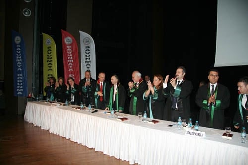 İstanbul Barosu Olağanüstü Genel Kurul Kararı: ‘Başkan Ve Yönetim Kurulu Görevinin Başındadır. İrademize Sahip Çıkıyoruz”

 - 74