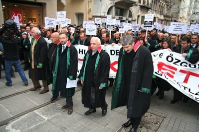 İstanbul Barosu Avukatları Ve Hukukçu Akademisyenler

Demokrasi, Hukuk Devleti Ve Özgürlükler İçin Yürüdü

 - 3