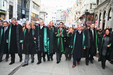 İstanbul Barosu Avukatları Ve Hukukçu Akademisyenler

Demokrasi, Hukuk Devleti Ve Özgürlükler İçin Yürüdü

 - 26