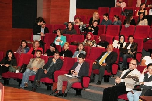 Kadın Hakları Ve Aile İçi Şiddet Konulu Sertifika Programı Devam Ediyor

 - 39