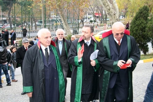 Cübbemize, Vatandaşın Hakkına Ve Hukukuna Sahip Çıkıyoruz! 

Arabuluculuğa Geçit Yok!  - 2