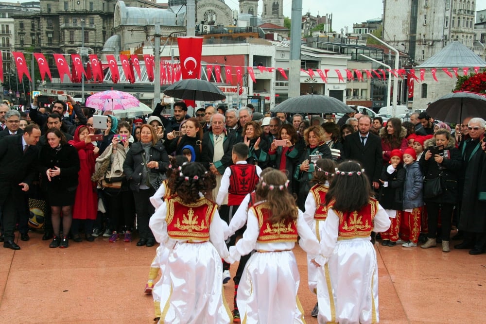 İstanbul Barosu, 23 Nisan Ulusal Egemenlik ve Çocuk Bayramında Taksim Cumhuriyet Anıtındaydı - 35