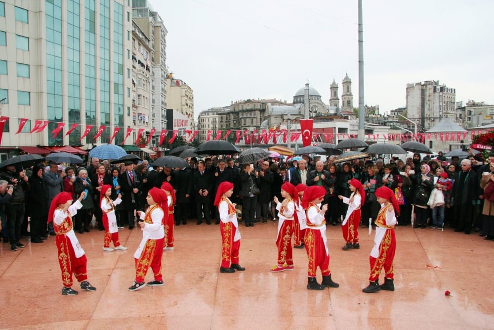 İstanbul Barosu, 23 Nisan Ulusal Egemenlik ve Çocuk Bayramında Taksim Cumhuriyet Anıtındaydı - 19