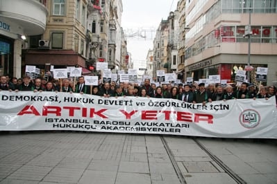İstanbul Barosu Avukatları Ve Hukukçu Akademisyenler

Demokrasi, Hukuk Devleti Ve Özgürlükler İçin Yürüdü

 - 36