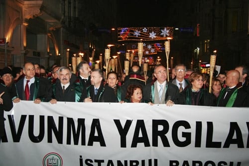 Avukata, Savunmaya Barolara Yapılan Saldırılar Düzenlenen Yürüyüşle Protesto Edildi

 - 5