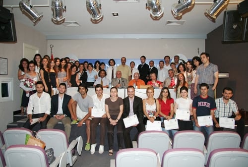 İngilizce Derslerini Tamamlayan
Katılımcılara Belgeleri Verildi