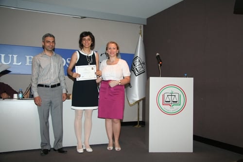 25. Dönem Hukuk İngilizcesi Ve Terminolojisi Derslerini Tamamlayanlara Katılım Belgeleri Verildi
 - 9