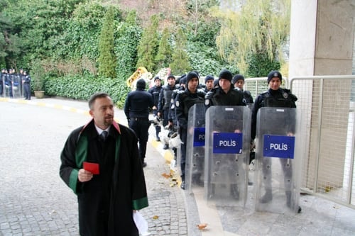 Cübbemize, Vatandaşın Hakkına Ve Hukukuna Sahip Çıkıyoruz! 

Arabuluculuğa Geçit Yok!  - 30