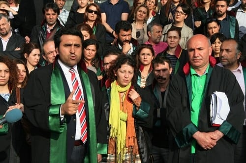 Avukatlardan Hukuksuzluğa Protesto

