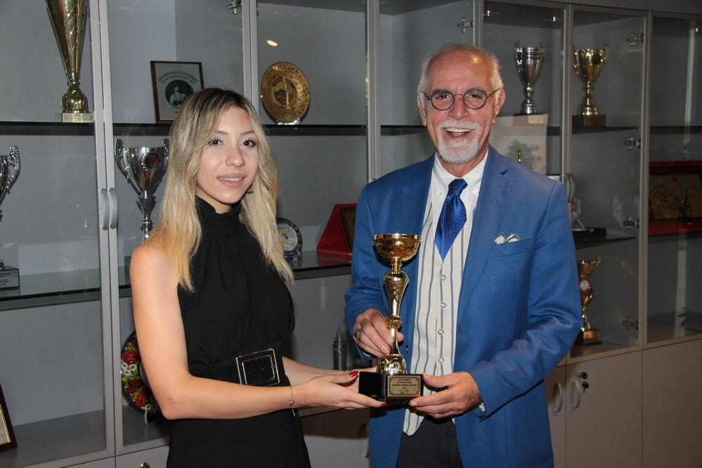 Kadın Futbol Takımımızdan İlk Turnuvada İlk Kupa! - 8