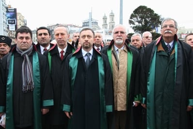 İstanbul Barosu Avukatları Ve Hukukçu Akademisyenler

Demokrasi, Hukuk Devleti Ve Özgürlükler İçin Yürüdü

 - 55
