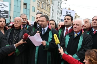 İstanbul Barosu Avukatları Ve Hukukçu Akademisyenler

Demokrasi, Hukuk Devleti Ve Özgürlükler İçin Yürüdü

 - 47