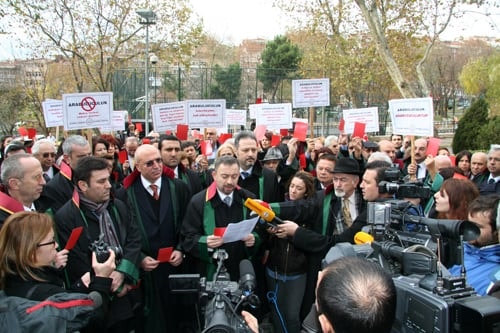 Cübbemize, Vatandaşın Hakkına Ve Hukukuna Sahip Çıkıyoruz! 

Arabuluculuğa Geçit Yok!  - 10