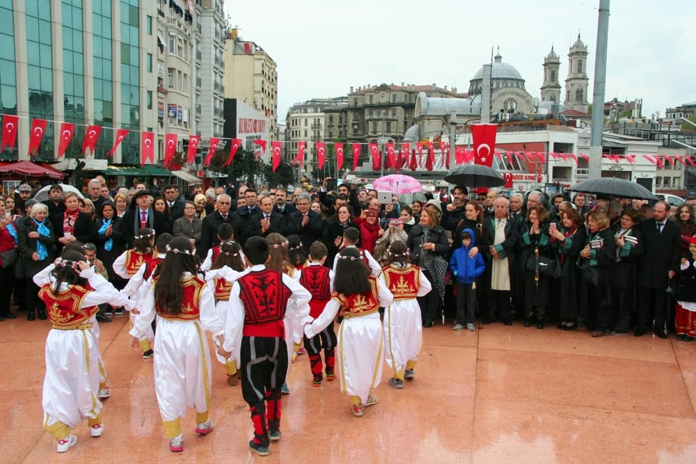 İstanbul Barosu, 23 Nisan Ulusal Egemenlik ve Çocuk Bayramında Taksim Cumhuriyet Anıtındaydı - 33
