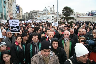 İstanbul Barosu Avukatları Ve Hukukçu Akademisyenler

Demokrasi, Hukuk Devleti Ve Özgürlükler İçin Yürüdü

 - 54