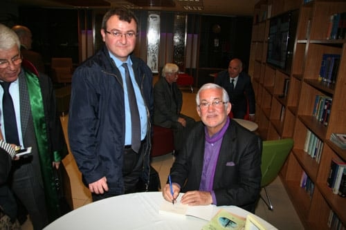 Av. Münir Göker Kitaplarını İmzaladı
 - 23