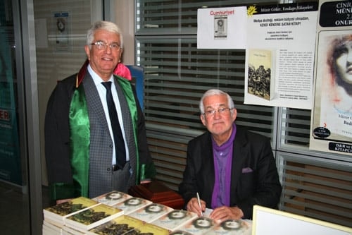 Av. Münir Göker Kitaplarını İmzaladı
 - 4