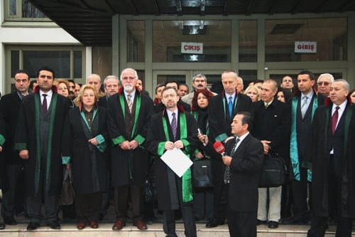 İstanbul Barosu, Öğrenci Olaylarında Orantısız Güç Kullanan Polis İçin Suç Duyurusunda Bulundu

 - 4