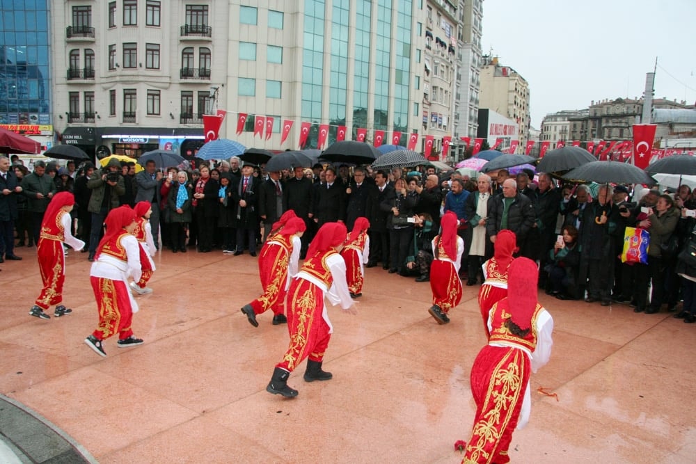İstanbul Barosu, 23 Nisan Ulusal Egemenlik ve Çocuk Bayramında Taksim Cumhuriyet Anıtındaydı - 24