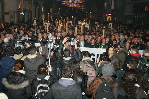 Avukata, Savunmaya Barolara Yapılan Saldırılar Düzenlenen Yürüyüşle Protesto Edildi

 - 8