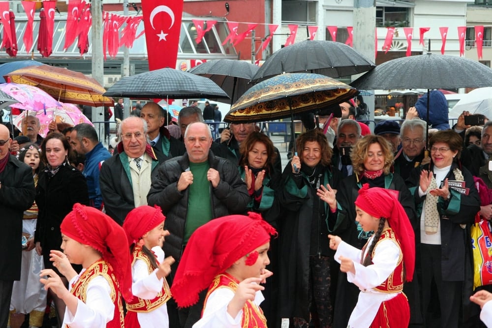 İstanbul Barosu, 23 Nisan Ulusal Egemenlik ve Çocuk Bayramında Taksim Cumhuriyet Anıtındaydı - 17