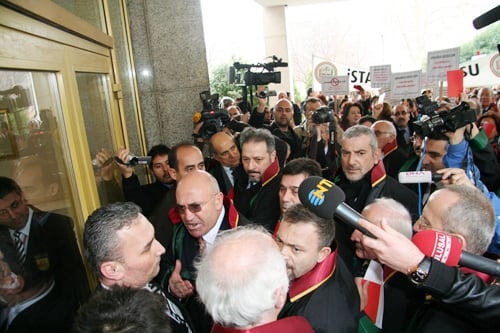 Cübbemize, Vatandaşın Hakkına Ve Hukukuna Sahip Çıkıyoruz! 

Arabuluculuğa Geçit Yok!  - 19