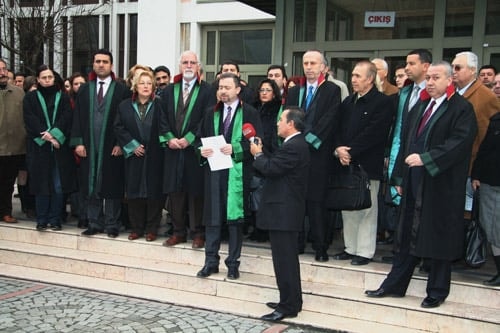 İstanbul Barosu, Öğrenci Olaylarında Orantısız Güç Kullanan Polis İçin Suç Duyurusunda Bulundu

 - 6