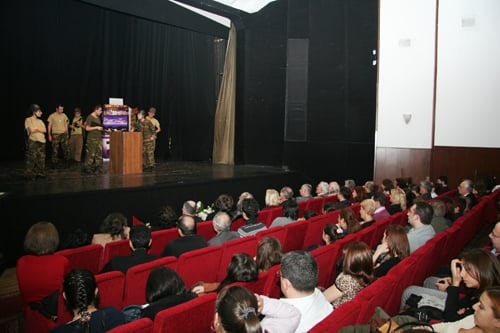 Adam Adamdır

 - 16