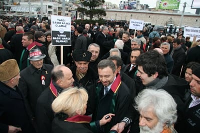 İstanbul Barosu Avukatları Ve Hukukçu Akademisyenler

Demokrasi, Hukuk Devleti Ve Özgürlükler İçin Yürüdü

 - 56
