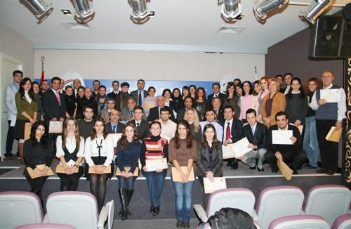 16. Dönem İngilizce Derslerine Katılanlara Katılım Belgeleri Verildi