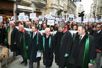 İstanbul Barosu Avukatları Ve Hukukçu Akademisyenler

Demokrasi, Hukuk Devleti Ve Özgürlükler İçin Yürüdü

 - 4