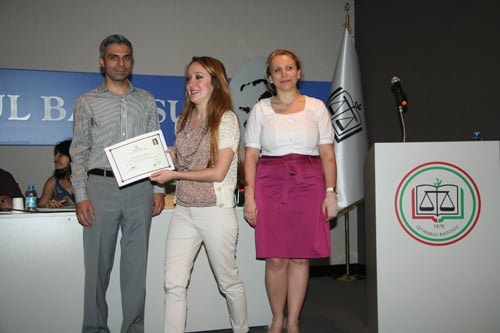 25. Dönem Hukuk İngilizcesi Ve Terminolojisi Derslerini Tamamlayanlara Katılım Belgeleri Verildi
 - 10