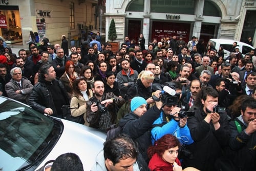 Avukata Yönelik Baskı Vatandaşa Yapılmış Sayılır

 - 70