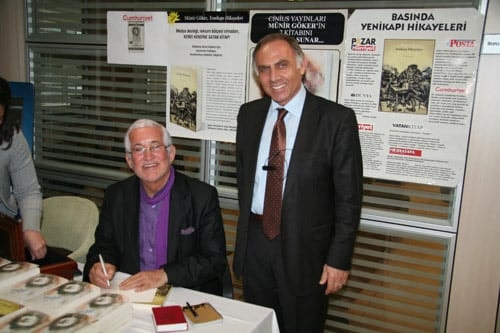 Av. Münir Göker Kitaplarını İmzaladı
 - 16
