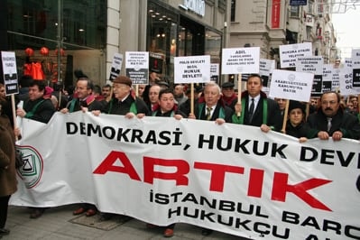 İstanbul Barosu Avukatları Ve Hukukçu Akademisyenler

Demokrasi, Hukuk Devleti Ve Özgürlükler İçin Yürüdü

 - 41