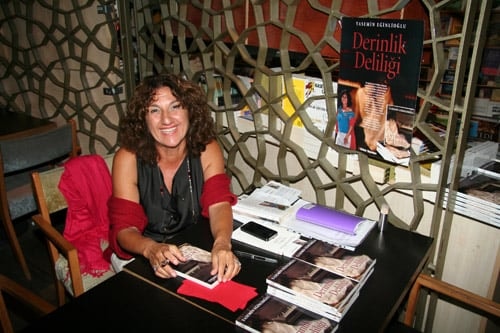 Av. Yasemin Eğinlioğlu Kitabını İmzaladı 

 - 1