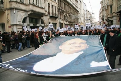 İstanbul Barosu Avukatları Ve Hukukçu Akademisyenler

Demokrasi, Hukuk Devleti Ve Özgürlükler İçin Yürüdü

 - 2
