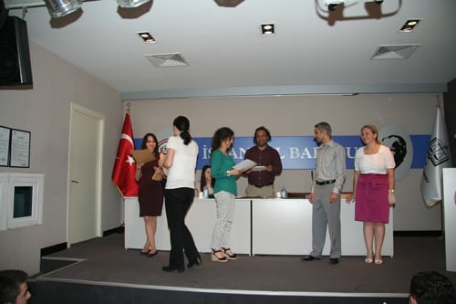 25. Dönem Hukuk İngilizcesi Ve Terminolojisi Derslerini Tamamlayanlara Katılım Belgeleri Verildi
