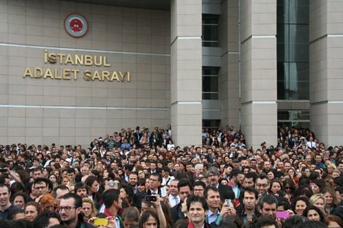 Halka Ve Avukata Yönelik Polis Şiddeti Ve Terörüne Derhal Son Verilmelidir

 - 25