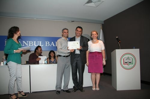 25. Dönem Hukuk İngilizcesi Ve Terminolojisi Derslerini Tamamlayanlara Katılım Belgeleri Verildi
 - 12