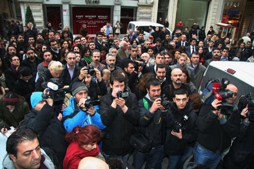 Avukata Yönelik Baskı Vatandaşa Yapılmış Sayılır

 - 67