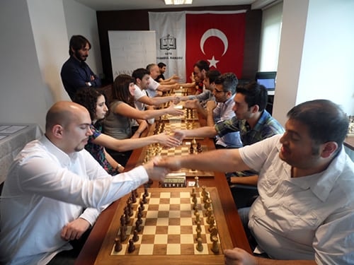 Satrançta Dostluk Kazandı

 - 1