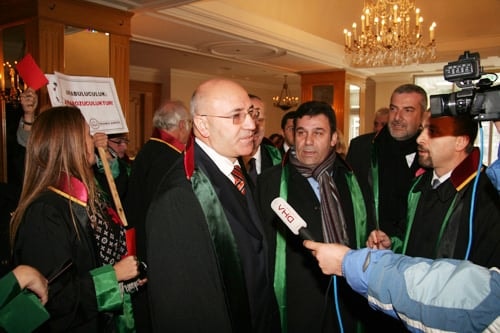 Cübbemize, Vatandaşın Hakkına Ve Hukukuna Sahip Çıkıyoruz! 

Arabuluculuğa Geçit Yok!  - 22