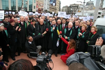 İstanbul Barosu Avukatları Ve Hukukçu Akademisyenler

Demokrasi, Hukuk Devleti Ve Özgürlükler İçin Yürüdü

 - 50