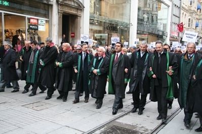 İstanbul Barosu Avukatları Ve Hukukçu Akademisyenler

Demokrasi, Hukuk Devleti Ve Özgürlükler İçin Yürüdü

 - 33