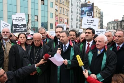 İstanbul Barosu Avukatları Ve Hukukçu Akademisyenler

Demokrasi, Hukuk Devleti Ve Özgürlükler İçin Yürüdü

 - 48